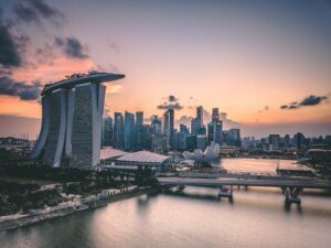 FATF lobt Singapurs AML-System – sieht aber Schwächen bei Transparenz und Sanktionen